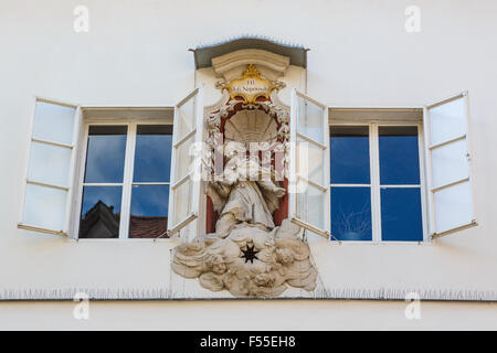 Heiligen Johannes von Nepomuk, den Schutzpatron der Brücken. Diese Statue ist auf der Seite eines Gebäudes in Passau, Bayern, Deutschland. Stockfoto