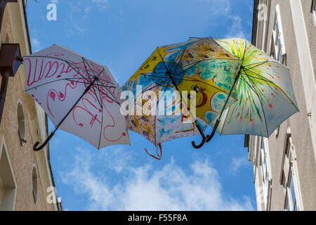 Sonnenschirme im Künstler Alley, Passau, Bayern, Deutschland. Eine Erinnerung an die schädlichen Überschwemmungen des Jahres 2013, verursacht durch die Donau. Stockfoto