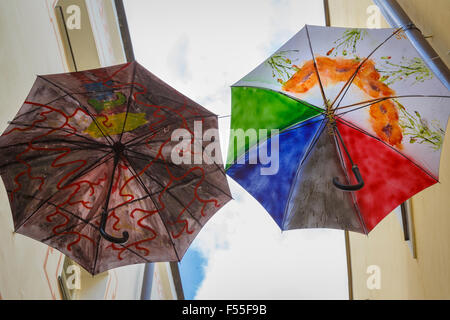 Sonnenschirme im Künstler Alley, Passau, Bayern, Deutschland. Eine Erinnerung an die schädlichen Überschwemmungen des Jahres 2013, verursacht durch die Donau. Stockfoto