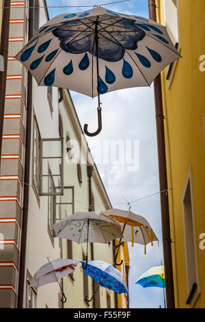 Sonnenschirme im Künstler Alley, Passau, Bayern, Deutschland. Eine Erinnerung an die schädlichen Überschwemmungen des Jahres 2013, verursacht durch die Donau. Stockfoto