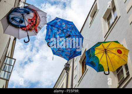 Sonnenschirme im Künstler Alley, Passau, Bayern, Deutschland. Eine Erinnerung an die schädlichen Überschwemmungen des Jahres 2013, verursacht durch die Donau. Stockfoto