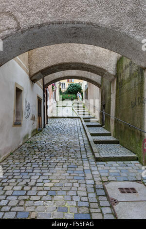 Gepflasterte Straßen mit Bögen sind ein alltäglicher Anblick in der Stadt Passau, Niederbayern, Deutschland. Stockfoto