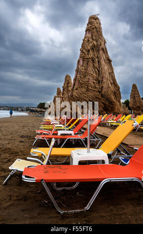 Sonnenliegen am Strand von Agia Marina, Chania an einem bewölkten Tag. Stockfoto