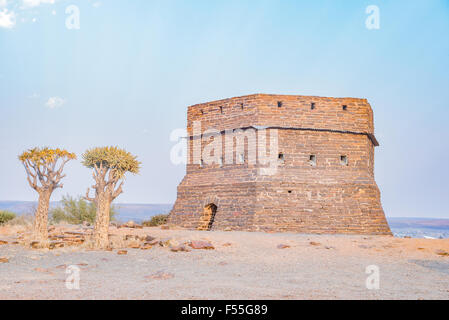 Sonnenaufgang am Blockhaus auf einem Hügel am Prieska, eine kleine Stadt neben den Gariep River. Während der Zweiten Burenkrieg eingesetzt. Es war b Stockfoto