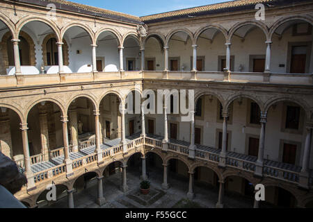 Übersicht der innere Hof des historischen Palazzo dei Normanni, Palermo, Italien - gewölbte Kolonnade Gehwege auf äußere der drei Stockfoto