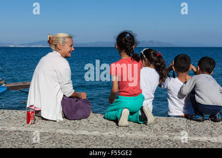 Freiwillige Arbeiter aus Kanada – Charmaine Craig – mit Migranten aus Afghanistan auf Kos am 26. Oktober 2015. Stockfoto