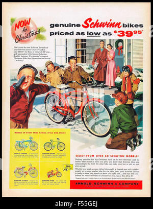 Schwinn Fahrräder Weihnachten Werbung 1957 mit Junge mit neuen Schwinn Tornado-Fahrrad mit Freunden auf der Suche auf bewundernd.  Andere Modelle im gelben Kasten sind: Mark II Jaguar; Schwinn Racer; Schwinn-Starlet und Schwinn Pixie. Stockfoto