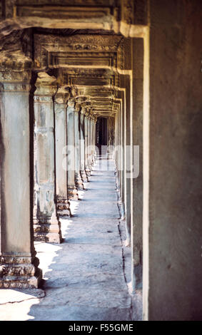 Kambodscha, Siem Reap, Kolonnade am Tempel Angkor Wat Stockfoto