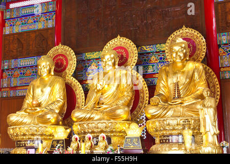 Die drei Buddhas im chinesischen Tempel von Thailand Stockfoto