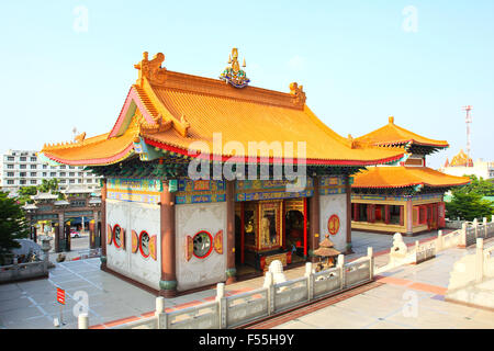 Traditionellen chinesischen Stil Tempel am Wat Leng-Noei-Yi in Nonthaburi, Thailand. Stockfoto