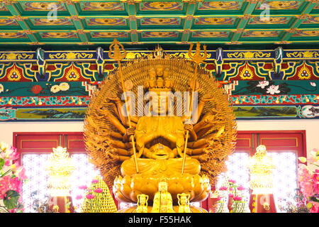 Tausend Hände hölzerne Buddha im chinesischen Tempel, Thailand Stockfoto