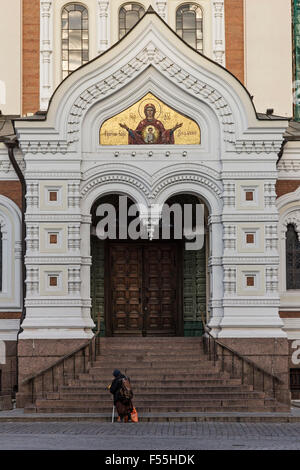 Estland, Tallinn, Bettler Frau auf den Stufen des Alexander Nevski Cathedral Stockfoto