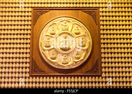 Zehntausend goldenen Buddhas aufgereiht entlang der Mauer des chinesischen Tempel in Thailand. Stockfoto