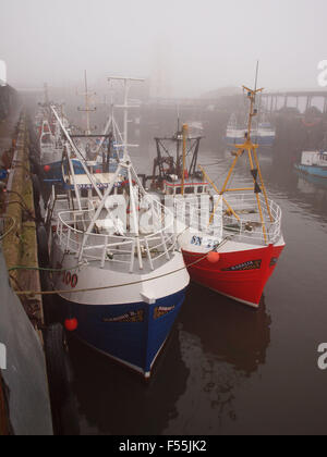 Newcastle Upon Tyne, UK. 28. Oktober 2015. Newcastle Upon Tyne, 28. Oktober 2015, Großbritannien Wetter. Eine Flaute nebliger Morgen am North Shields Fisch Kai Fischer die Zeit erlaubt, Flicken ihre Netze aufgrund schlechter Sicht auf See. Bildnachweis: James Walsh/Alamy Live-Nachrichten Stockfoto