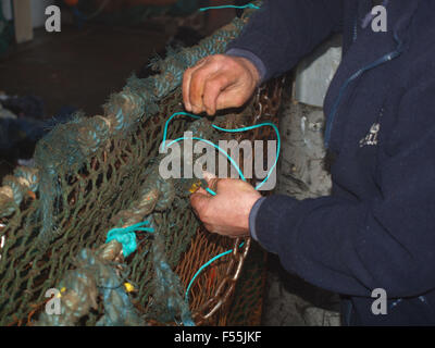 Newcastle Upon Tyne, UK. 28. Oktober 2015. Großbritannien Wetter. Eine Flaute nebliger Morgen am North Shields Fisch Kai Fischer die Zeit erlaubt, Flicken ihre Netze aufgrund schlechter Sicht auf See. Bildnachweis: James Walsh/Alamy Live-Nachrichten Stockfoto