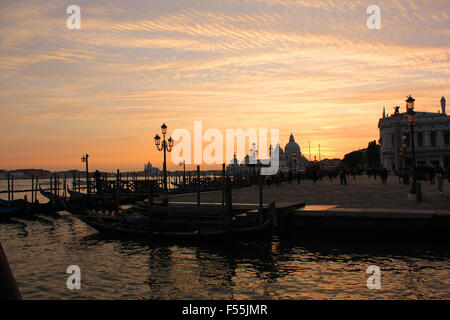 Italien Venito Venedig Sonnenuntergang über der Kirche Nostra Signora della Salute und Punta della Zoe Baker Stockfoto