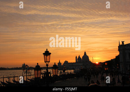 Italien Venito Venedig Sonnenuntergang über der Kirche Nostra Signora della Salute und Punta della Zoe Baker Stockfoto