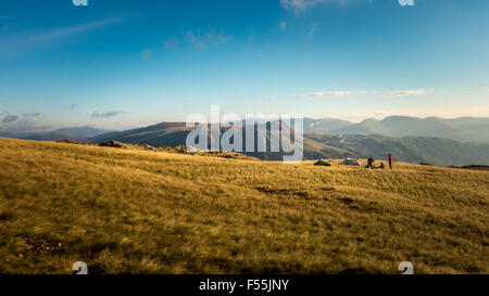 Schön früh am Morgen aus Crinkle Felsen, mit Blick auf den Langdale Pikes mit wilden Camper nur aufwachen: Der Lake District, Großbritannien Stockfoto