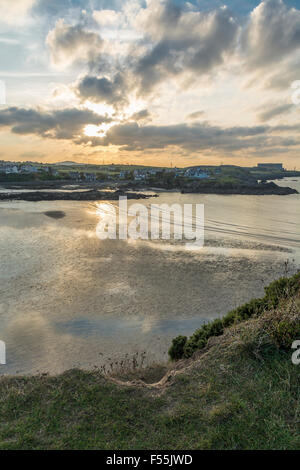 Sonnenuntergang an der Cemaes Bay, Isle of Anglesey, North Wales, UK. Aufgenommen am 15. Oktober 2015. Stockfoto