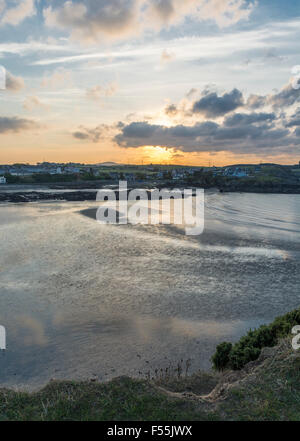 Sonnenuntergang an der Cemaes Bay, Isle of Anglesey, North Wales, UK. Aufgenommen am 15. Oktober 2015. Stockfoto