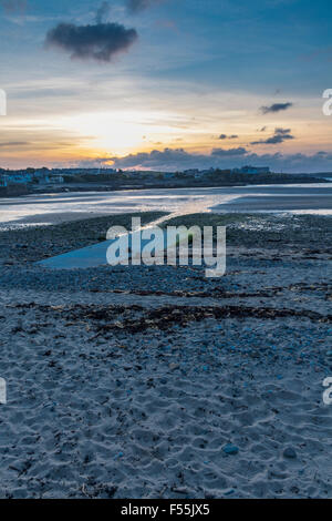 Sonnenuntergang an der Cemaes Bay, Isle of Anglesey, North Wales, UK. Aufgenommen am 15. Oktober 2015. Stockfoto