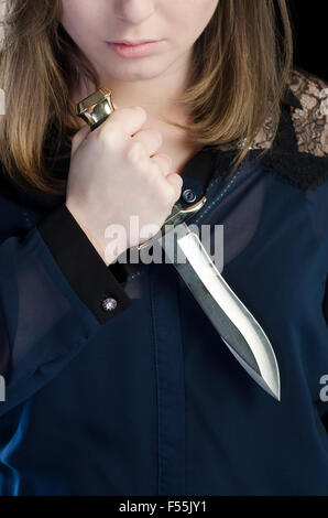 Junge Frau mit einem Messer Stockfoto