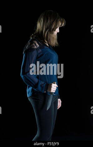 Junge Frau mit einem Messer Stockfoto