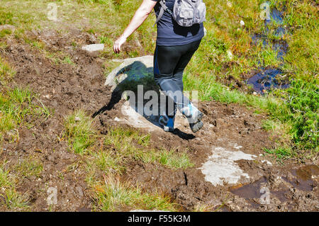 Weibliche Wanderer in den Zillertaler Alpen, Tirol, Österreich. Nahaufnahme von der Beine und Stiefel Model-Release verfügbar Stockfoto
