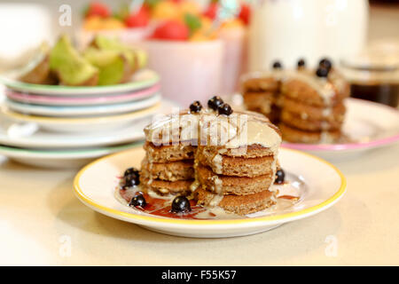 Vollkorn-Pfannkuchen mit Früchten. Dieses Bild hat eine Einschränkung für die Lizenzierung in Israel Stockfoto