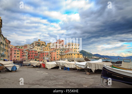 Malerische Aussicht auf Boccadasse, einem kleinen Fischerdorf in Genua an der italienischen Riviera mit seinen bunten Häusern und smal Stockfoto