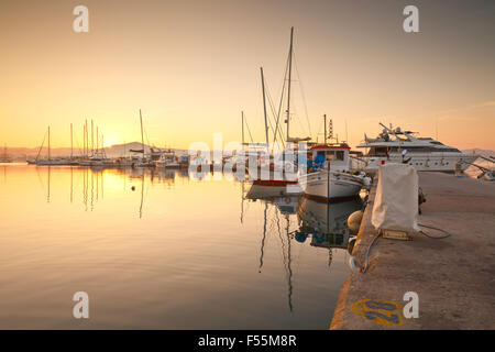 Boote in Adamantas Hafen am frühen Morgen Stockfoto