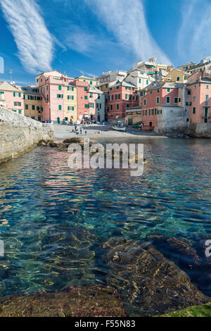 Klares Meer und sonnig in Boccadasse an der italienischen Riviera in Genua, Italien mit seiner bunten Architektur und geschützt werden Stockfoto