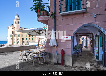 Verlassene Restaurant Patio und gewölbten Durchgang an der Küste des ligurischen Meeres im Resort Fischerdorf Camogli, Italien Stockfoto