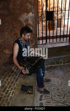 Bandoneonspieler in Dalt Vila-Ibiza-Spanien Stockfoto