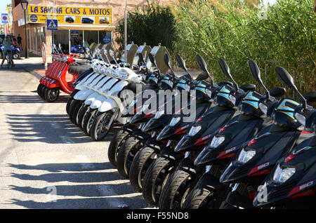 Line-up der Vermietung Scooter, Formentera Ibiza Spanien Stockfoto