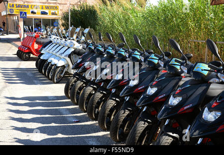 Line-up der Vermietung Scooter, Formentera Ibiza Spanien Stockfoto