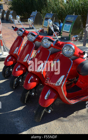 Line-up der Vermietung Scooter, Formentera Ibiza Spanien Stockfoto