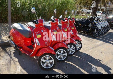 Line-up der Vermietung Scooter, Formentera Ibiza Spanien Stockfoto