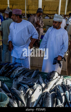 Araber Einkaufen in den Fisch Souk Markt in Muscat Stockfoto