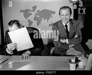 Deutscher Nachrichtensprecher Karl Heinz Köpcke Alber im Studio, Deutschland 1970er Jahre. German News Moderator Karl Heinz Koepckesilly im Studio, Deutschland 1970. Stockfoto