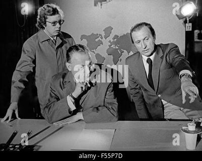 Deutscher Nachrichtensprecher Karl Heinz Köpcke Alber im Studio, Deutschland 1970er Jahre. German News Moderator Karl Heinz Koepckesilly im Studio, Deutschland 1970. Stockfoto