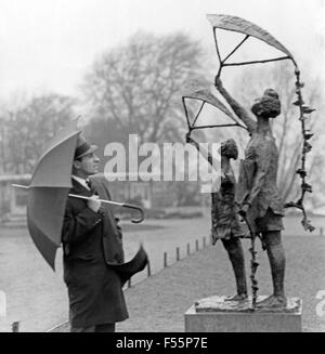 Deutscher Nachrichtensprecher Karl Heinz Köpcke beim Spaziergang durch Hamburg, Deutschland 1970er Jahre. German News Moderator Karl Heinz Koepcke durch Hamburg zu schlendern, Deutschland 1970. Stockfoto