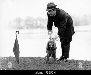 Deutscher Nachrichtensprecher Karl Heinz Köpcke beim Spaziergang durch Hamburg, Deutschland 1970er Jahre. German News Moderator Karl Heinz Koepcke durch Hamburg zu schlendern, Deutschland 1970. Stockfoto