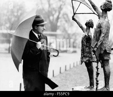 Deutscher Nachrichtensprecher Karl Heinz Köpcke beim Spaziergang durch Hamburg, Deutschland 1970er Jahre. German News Moderator Karl Heinz Koepcke durch Hamburg zu schlendern, Deutschland 1970. Stockfoto