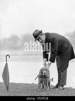 Deutscher Nachrichtensprecher Karl Heinz Köpcke beim Spaziergang durch Hamburg, Deutschland 1970er Jahre. German News Moderator Karl Heinz Koepcke durch Hamburg zu schlendern, Deutschland 1970. Stockfoto