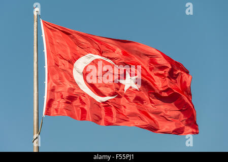Türkische Flagge im Wind wehende Stockfoto