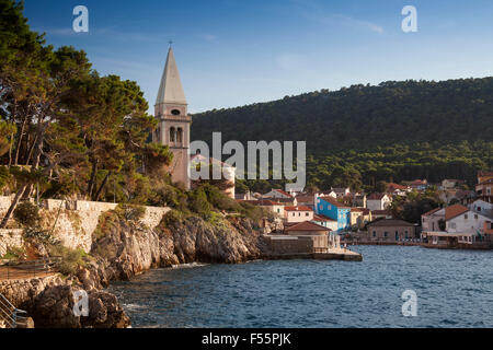 Hafeneinfahrt mit Basilius Kirche, Veli Losinj, Insel Cres, Kvarner Bucht, Kroatien Stockfoto