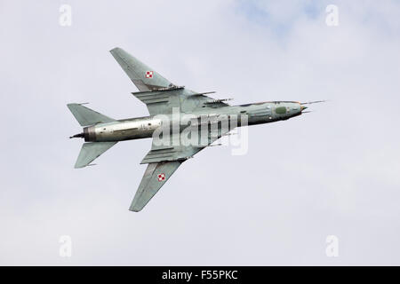 Polnische Luftwaffe Sukhoi Su-22 Bomber Flugzeug Vorbeiflug am niederländischen Luftwaffe Open Day. Stockfoto