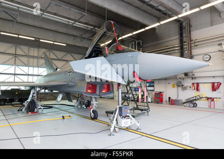 German Air Force Eurofighter Typhoon Kampfjet in einem Hangar in Laage Airbase Tag der offenen Tür Stockfoto