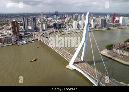 Luftbild auf der Erasmus-Brücke und die Innenstadt von Rotterdam. Stockfoto